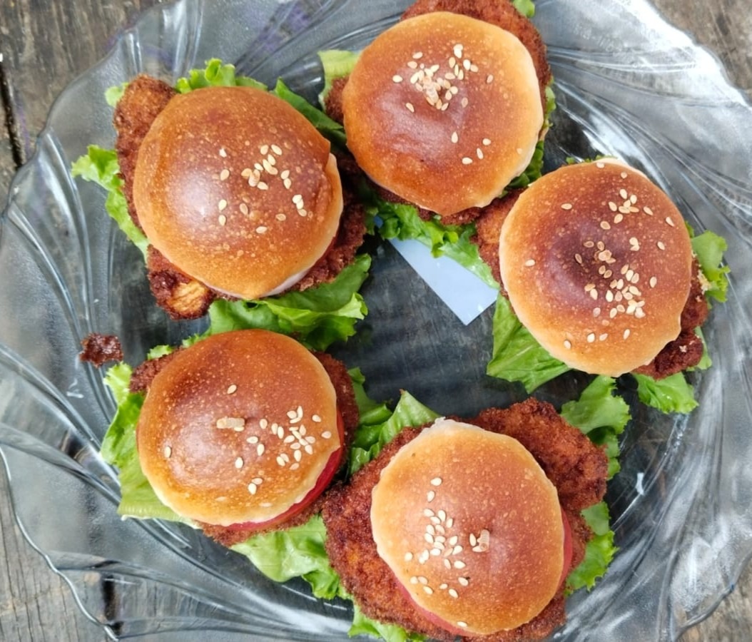 Mini cutlet sliders with lettuce and sesame buns