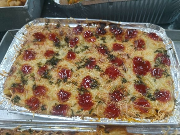 Baked cheese chilli toast tray topped with ketchup and herbs